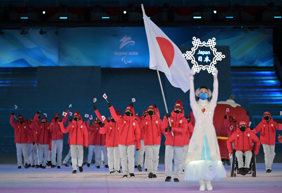 Đoàn thể thao Nhật Bản diễu hành tại lễ khai mạc Paralympic mùa Đông Bắc Kinh 2022, Trung Quốc tối 4/3/2022. (Ảnh: AFP/TTXVN)
