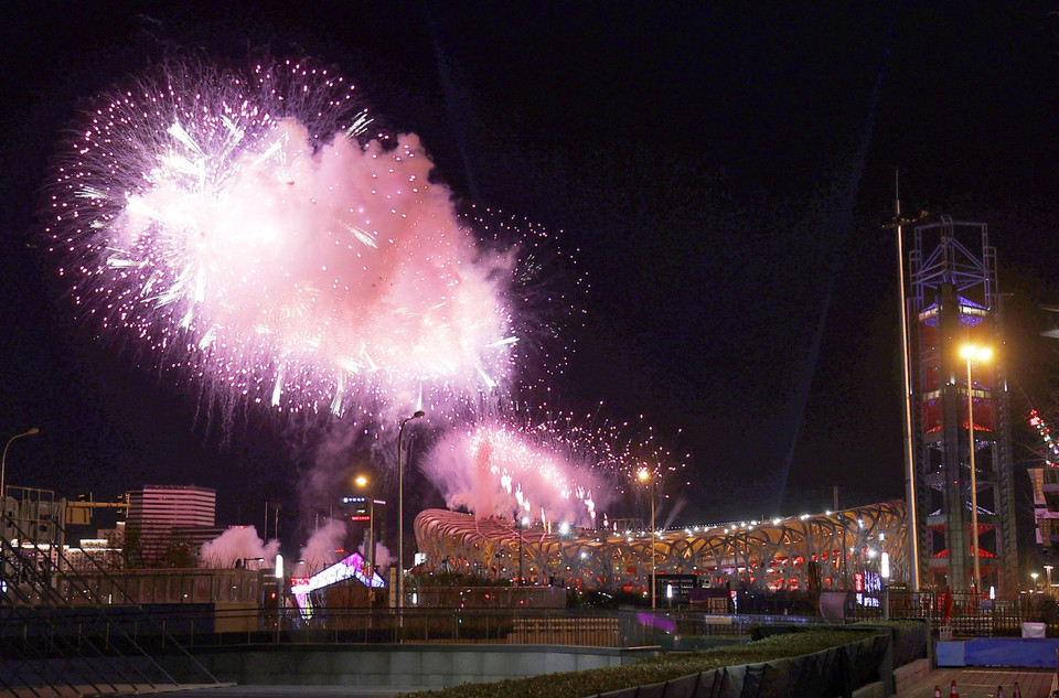 Pháo hoa thắp sáng bầu trời sân vận động quốc gia Tổ Chim trong lễ khai mạc Paralympic mùa Đông Bắc Kinh 2022 tối 4/3/2022. (Ảnh: Kyodo/TTXVN)