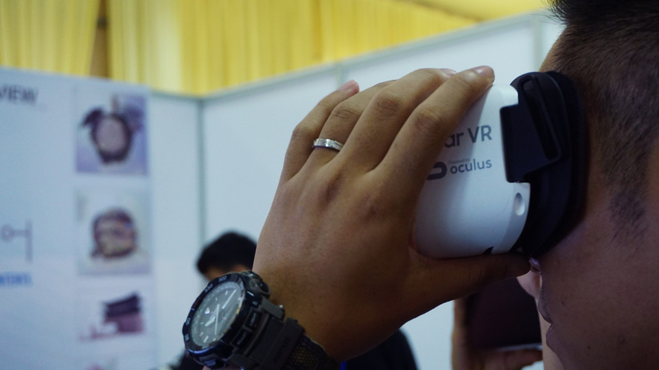 Telefilm 2016 mang tới cho khách tham dự nhiều hoạt động thú vụ, điển hình như trải nghiệm phim thực tế ảo tại một số gian hàng thu hút rất đông khách tham quan. (Ảnh: Võ Phương/Vietnam+)