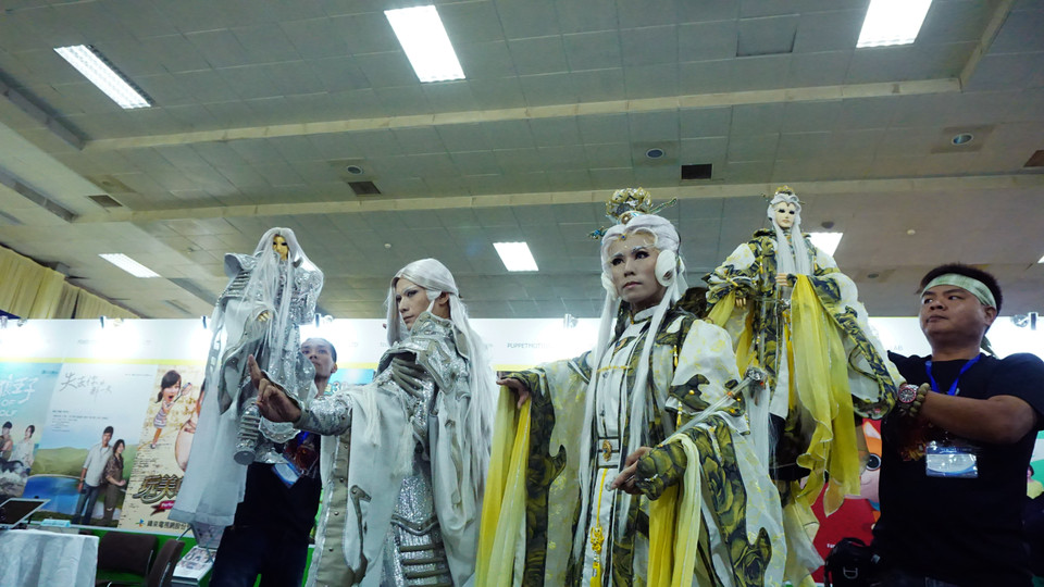 Nhiều hoạt động nghệ thuật đã diễn ra tại triển lăm quốc tế phim và công nghệ truyền hình Việt Nam (Telefilm) năm 2016 từ các đoàn tham dự nhằm thu hút khách tham quan, trong đó, tiết mục múa rối kết hợp với nghệ thuật Cosplay là một trong những hoạt động rất hút khách. (Ảnh: Võ Phương/Vietnam+)