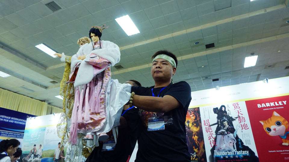 Các nghệ sỹ với đôi tay khéo léo trong màn kịch múa rối Đài Loan tinh tế. (Ảnh: Võ Phương/Vietnam+)