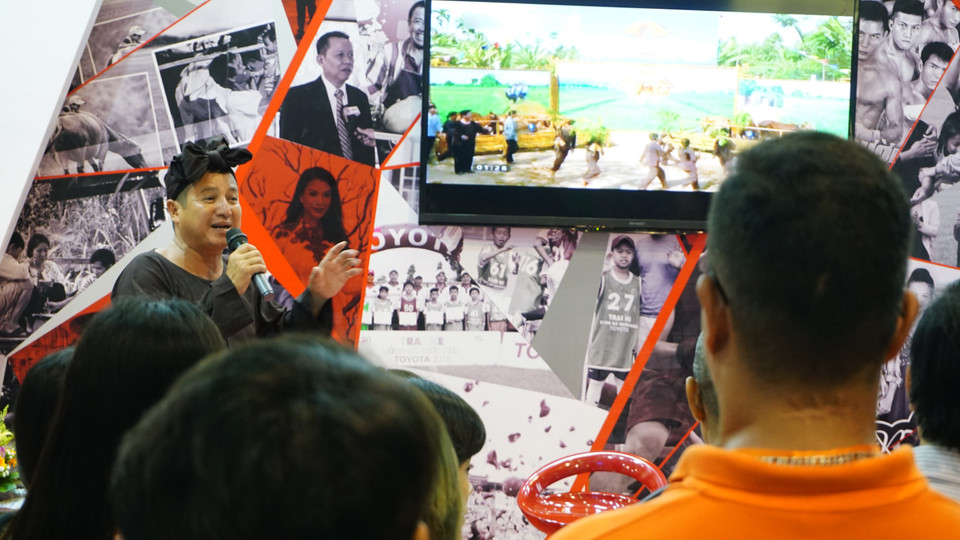 Gian hàng với sự góp mặt của Nghệ sỹ Chí Trung. (Ảnh: Võ Phương/Vietnam)