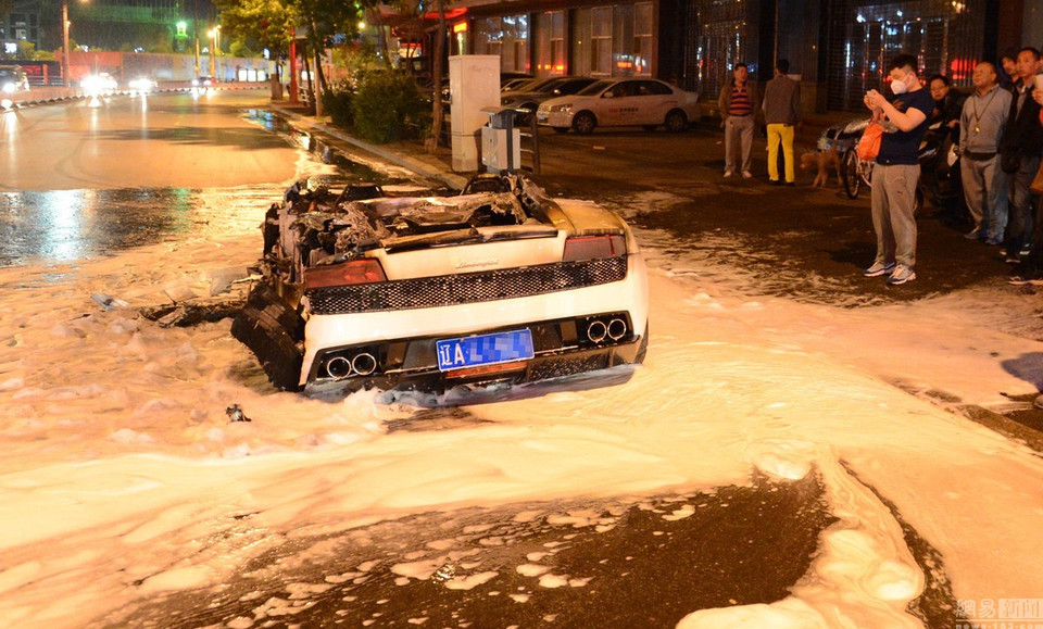 Một chiếc Lamborghini bất ngờ bốc cháy còn trơ lại bộ khung xe trên một khu phố tại Thẩm Dương, Liêu Ninh, Trung Quốc vào tối 6/5. (Nguồn: 163)