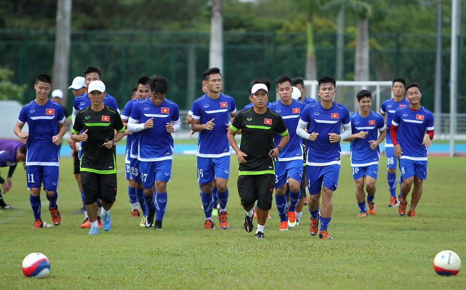 Các tuyển thủ chạy thả lỏng sau buổi tập. (Ảnh: Quốc Khánh/TTXVN)
