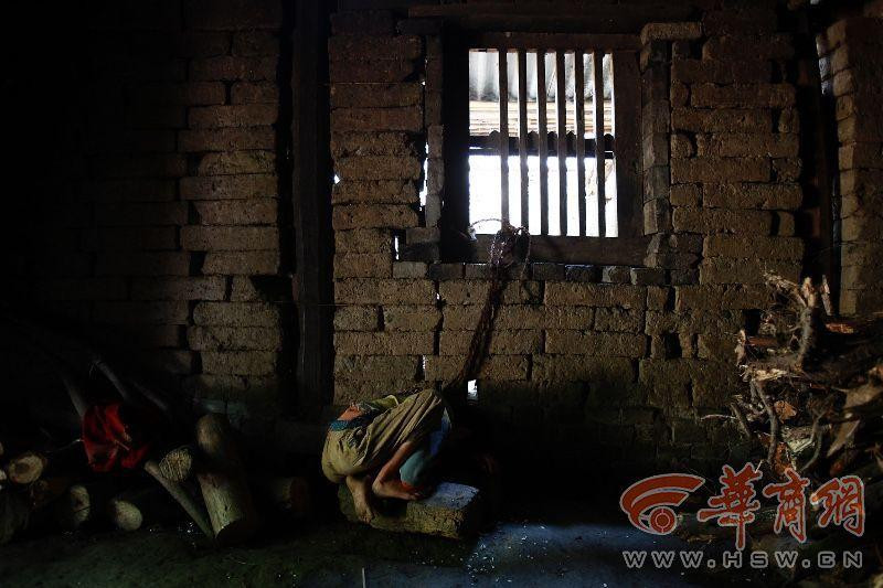 Cô bé bị buộc dây vào song cửa sổ trong căn bếp. (Nguồn: hsw.cn)