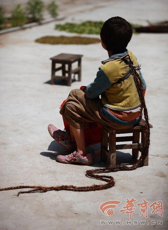 Bắt đầu từ năm 2009, Tiểu Vũ đã bị bó buộc trong sợi dây thừng 6 năm như vậy. Bố của Tiểu Vũ, ông Dương nói: 'Khi ở nhà thì buộc vào trong bếp còn khi đi làm thì sẽ buộc vào chỗ có bóng râm. Vì tôi sợ con bé xảy ra chuyện nên mới trói lại như vậy.' (Nguồn: hsw.cn)