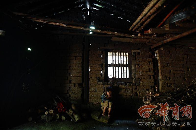 Sau khi tiếp xúc với Tiểu Vũ, bác sỹ tâm lý Pang Zhihui nói rằng cô bé vẫn có ý thức, vẫn cảm nhận được những tác động bên ngoài nhưng môi trường sống khiến Tiểu Vũ bị tổn thương tinh thần nghiêm trọng. (Nguồn: hsw.cn)