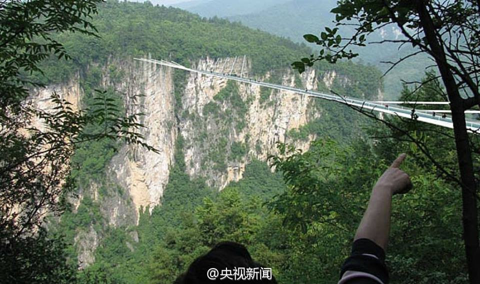 Cây cầu này có thể chịu đựng được sức nặng của 800 người. (Nguồn: CCTV)