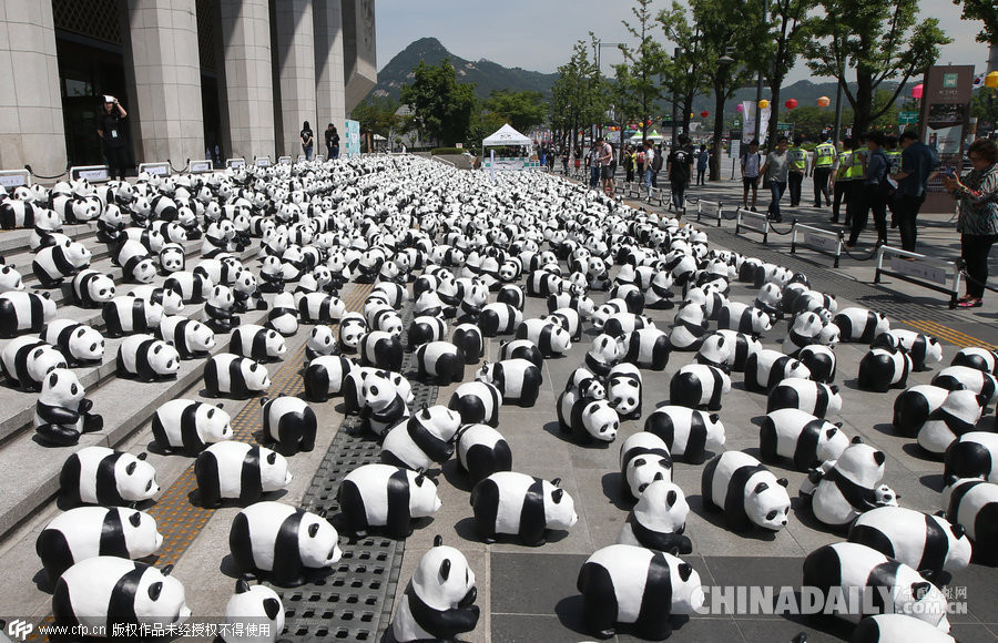 1.600 mô hình gấu trúc này đã lần lượt đến hơn 30 thành phố của các quốc gia và vùng lãnh thổ như Hà Lan, Italy, Thụy Sĩ, Đức. (Nguồn: Chinadaily)
