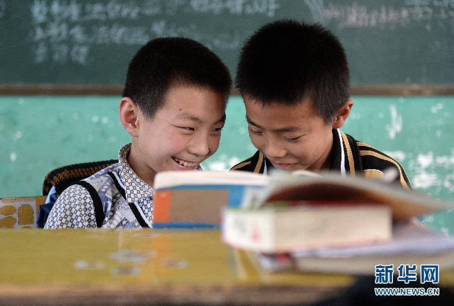 Điền Sâm vui vẻ với một người bạn cùng lớp. (Nguồn: xinhua)