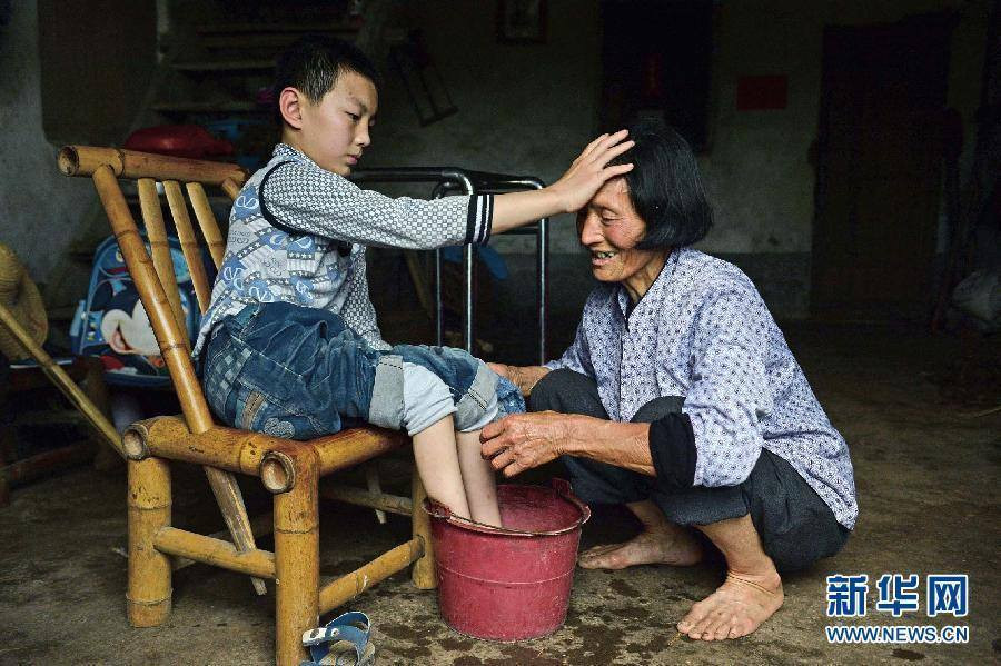 Bố mẹ phải đi làm xa để trả nợ cho khoản tiền 200.000 nhân dân tệ vay mượn để chữa bệnh cho cậu bé. Hiện tại, bà nội là nội là người chăm sóc Điền Sâm. (Nguồn: xinhua)