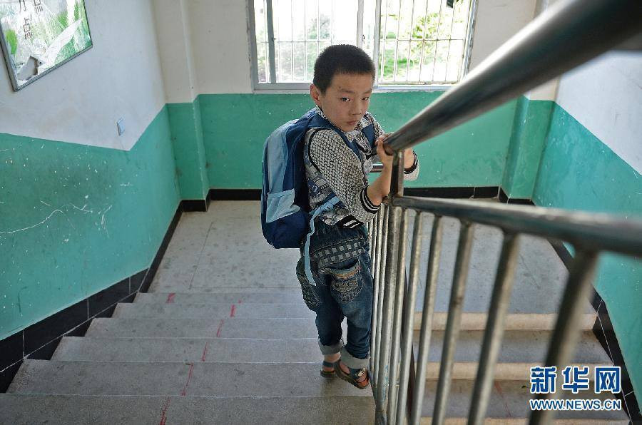 Sau giờ học, Điền Sâm còn tự đi để luyện tập cho đôi chân. Cậu bé hy vọng có một ngày tự đến trường mà không cần bà nội đưa đi. (Nguồn: xinhua)