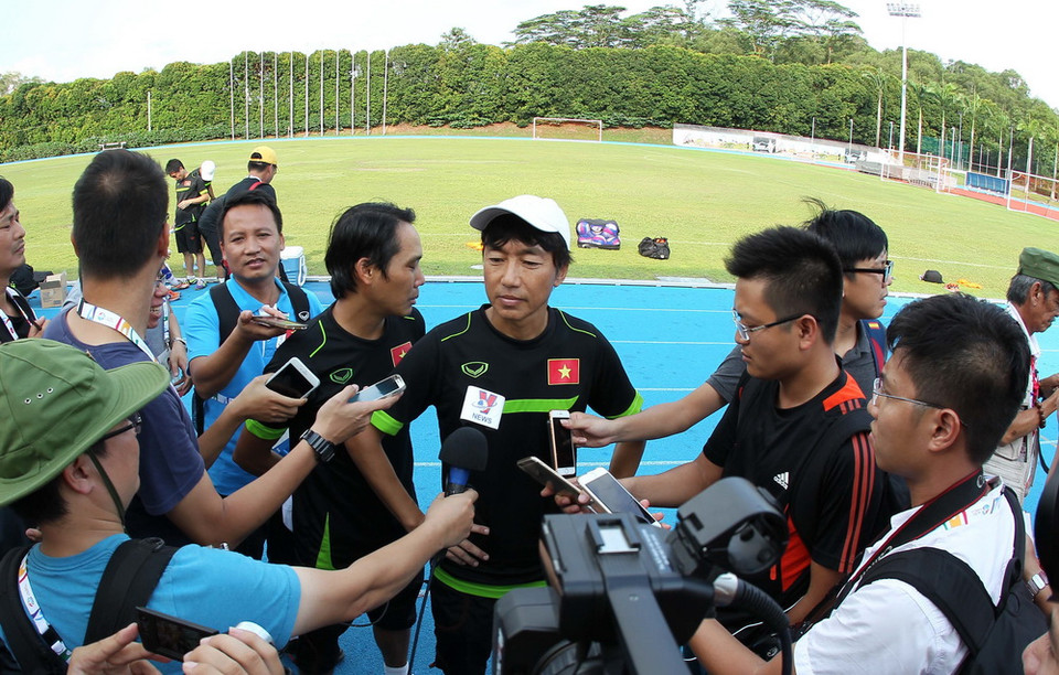 Huấn luyện viên trưởng Toshiya Miura trả lời các câu hỏi của phóng viên báo chí sau buổi tập. (Ảnh: Quốc Khánh/TTXVN)