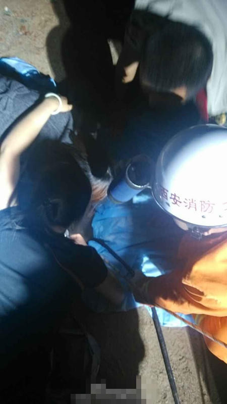 Đến 22 giờ, lực lượng chức năng huy động 5 chiếc máy xúc loại lớn đào xung quanh giếng. (Nguồn: QQ)