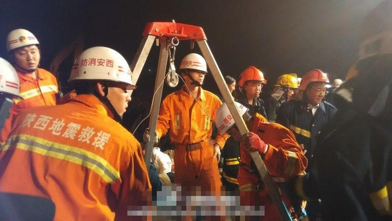 Nhân viên cứu hộ bắt đầu xuống lòng đất để tạo con đường thông sang giếng mà cậu bé đang mắc kẹt. Do đường kính giếng quá hẹp nên chỉ đủ diện tích cho 1 người làm nhiệm vụ. Máy dò được đặt để thăm dò vị trí chính xác của cậu bé. Khoảng 9 giờ 50 phút, máy dò phát ra tín hiệu cậu bé đang gọi bố mẹ. (Nguồn: QQ)