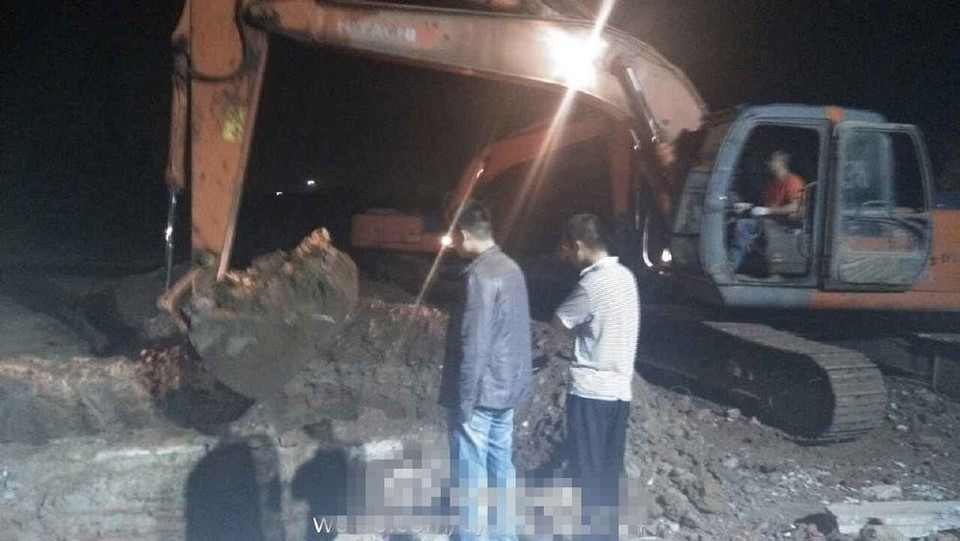 Đến 1 giờ 30 phút sáng 22/5, nhân viên y tế có mặt tại hiện trường cho biết vẫn nghe thấy tiếng khóc của cậu bé. (Nguồn: QQ)