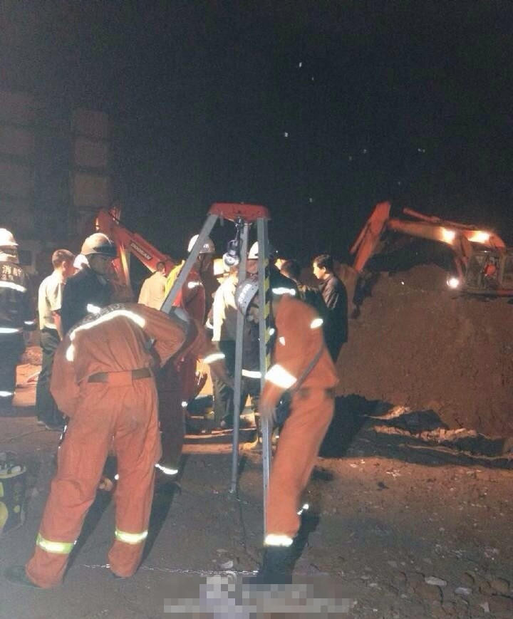 Phương án hai được triển khai: khoan một miệng giếng khác có độ sâu bằng độ sâu ước chừng với vị trí của cậu bé. (Nguồn: QQ)