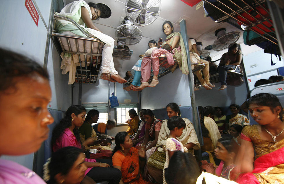 Hành khách trên một toa tàu. (Nguồn: QQ)