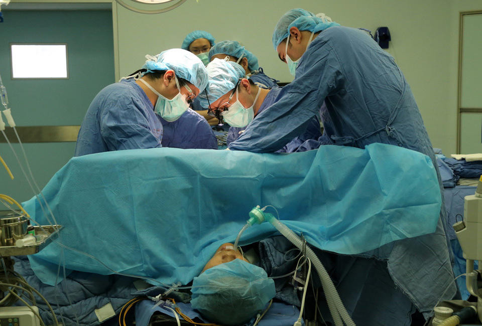 Cuộc phẫu thuật của Hoàng Xuyên bắt đầu, 1/5 lá gan của anh sẽ được cắt để ghép vào cơ thể con gái. Bác sỹ cắt 1/5 lá gan của Hoàng Xuyên, nhanh chóng bỏ vào hỗn hợp nước đá để hạ nhiệt. Sau đó, phần gan đó sẽ được làm sạch và ngâm trong dung dịch bảo quản nội tạng. Nhưng lần này, bác sỹ gặp một chút rắc rối khi mạch máu của Hoàng Xuyên xuất hiện sự bất thường. Thông thường hai tĩnh mạch gan phải ghép lại với nhau để tạo thành một tĩnh mạch lớn hơn nhưng lần này chúng lại không ghép với nhau. (Nguồn: QQ)