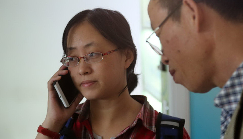 Bác sỹ mổ chính Hạ Cường cho biết gan có chức năng tái sinh nên lá gan của người cha sẽ trở lại hình dạng ban đầu sau 6 tháng nữa, phần gan kia cũng sẽ lớn lên trong cơ thể cô bé. Hình ảnh người vợ gọi điện thông báo cho người thân sau khi ca mổ thành công. (Nguồn: QQ)