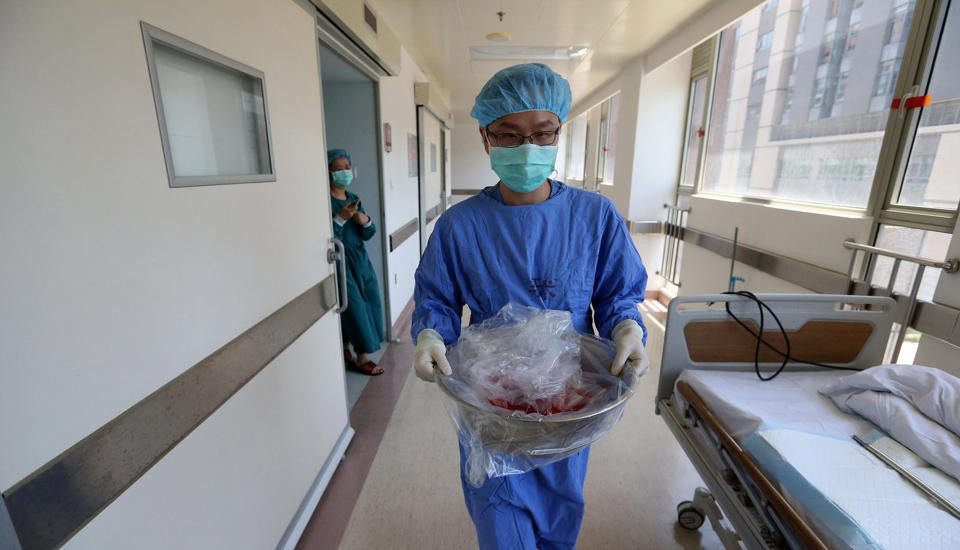 Bác sỹ phải chỉnh lại mạch máu cho gan. Vì vậy, cuộc phẫu thuật phải kéo dài thêm gần 2,5 giờ đồng hồ nữa. Gan của Hoàng Xuyên được đưa sang phòng phẫu thuật bên cạnh, nơi con gái đang nằm. (Nguồn: QQ)