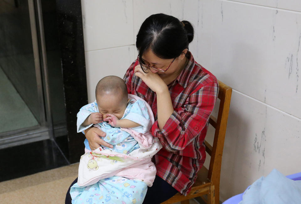 Người vợ rớt nước mắt. (Nguồn: QQ)