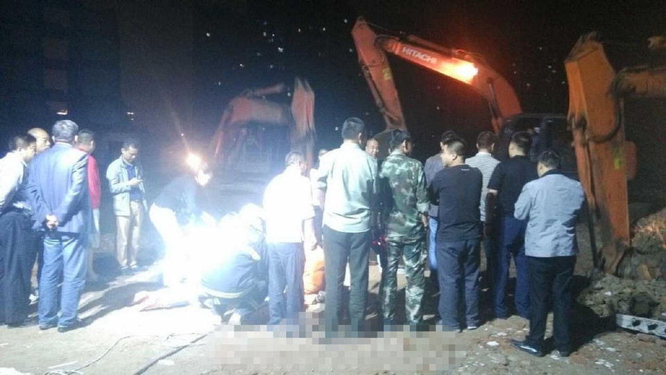 Theo người dân địa phương, cậu bé bị rơi xuống miệng giếng khi theo sau ông nội đi ngang qua công trình đang phá dỡ. Có ít nhất 3 miệng giếng như vậy tại khu vực xảy ra tai nạn. (Nguồn: QQ)