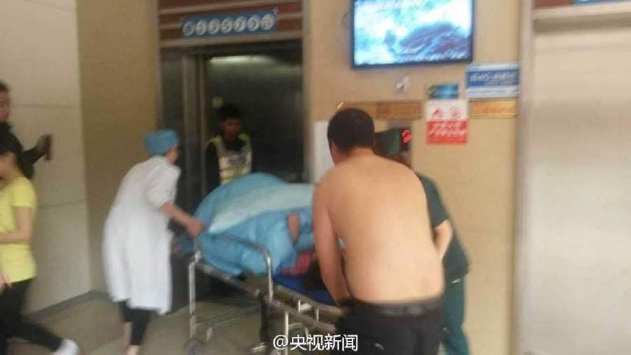 Ngay sau đó, người mẹ và em bé được đưa vào bệnh viện gần đó. (Nguồn: CCTV)