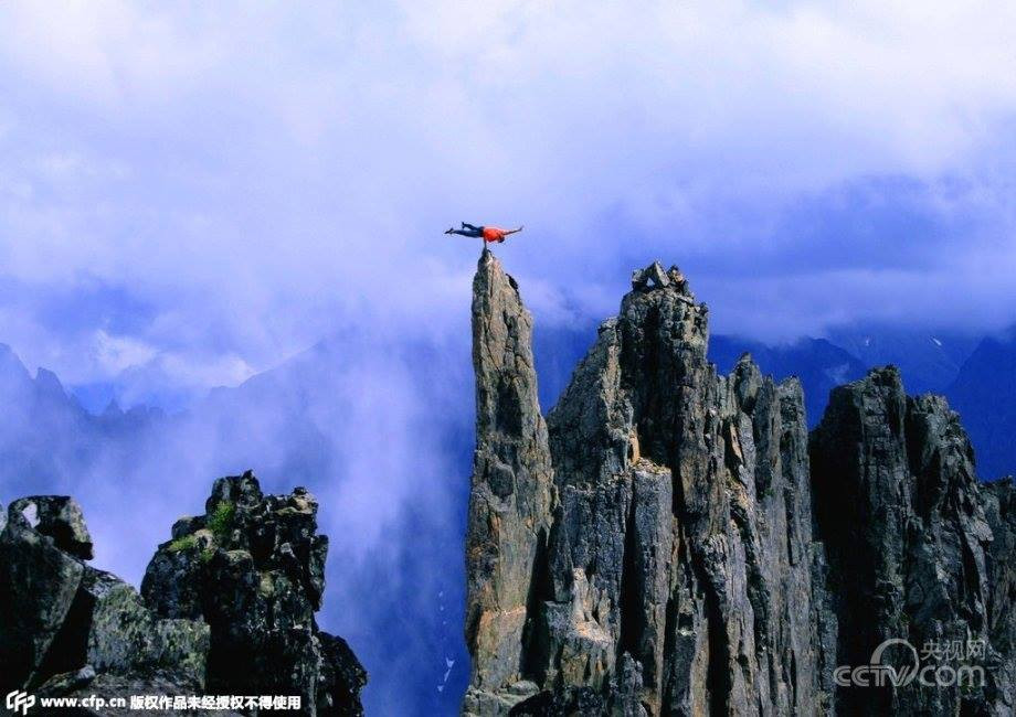 Eskil Ronningsbakken có tài giữ thăng bằng ở những nơi hiểm trở. (Nguồn: CCTV)