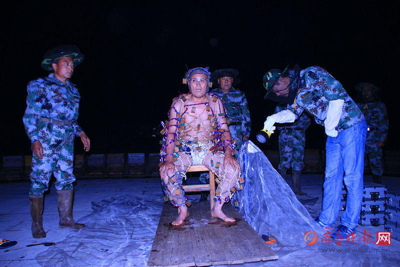 Người nông dân nuôi ong ở Thái An, tỉnh Sơn Đông, Trung Quốc đã phá vỡ kỷ lục thế giới về số ong bám lên người nặng nhất. (Nguồn: QQ)