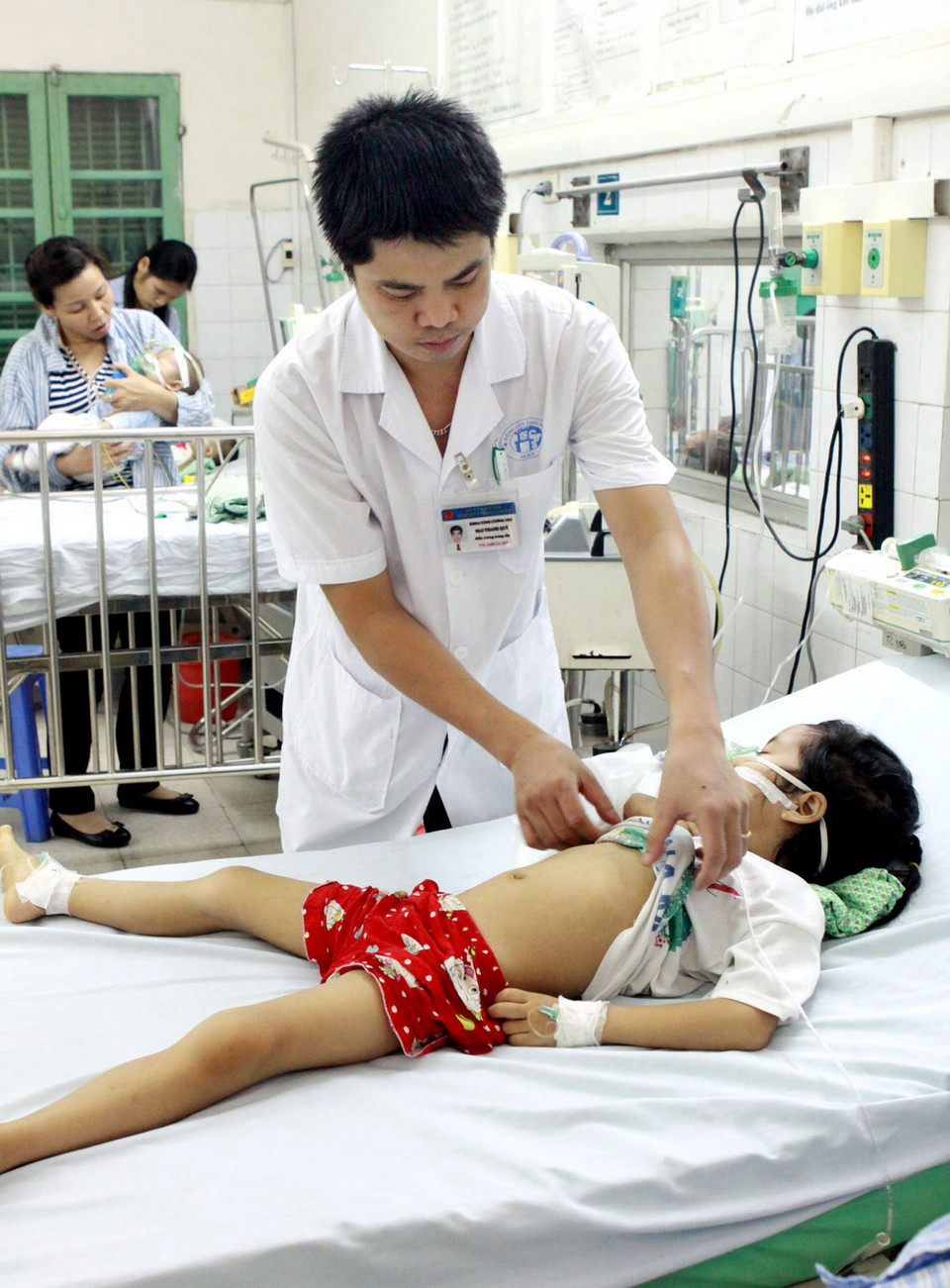 Từ ngày 21 đến 28/5, Bệnh viện Xanh Pôn tiếp nhận khám gần 8.500 lượt bệnh, điều trị nội trú trên 660 ca; bệnh nhân là người già và trẻ em tăng cao. (Ảnh: Dương Ngọc/TTXVN)