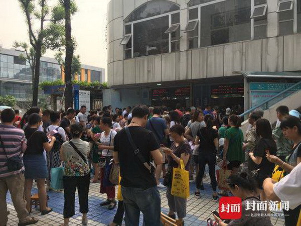 Phụ huynh Trung Quốc vốn nổi tiếng với việc xếp hàng 'thâu đêm suốt sáng' để xin nhập học cho con. (Nguồn: Sina)