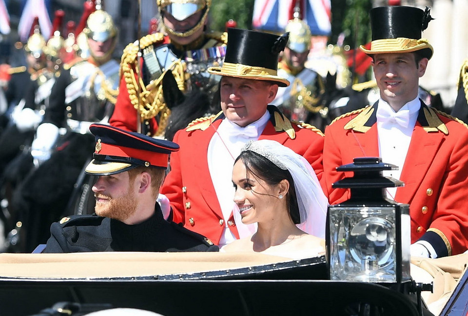 Sau lễ cưới, Hoàng tử Harry và Công nương Meghan đã diễu hành qua thị trấn Windsor trên xe ngựa mui trần, để vẫy chào hơn 100.000 người hâm mộ đang xếp hàng dài trên phố, sau đó đám rước đi qua đại lộ Long Walk để trở về lâu đài. Cặp đôi đã mỉm cười và vẫy chào người dân trong suốt quãng đường. Công nương Meghan đã nhiều lần không kìm được xúc động và đặt tay lên ngực. (Nguồn: THX/TTXVN)