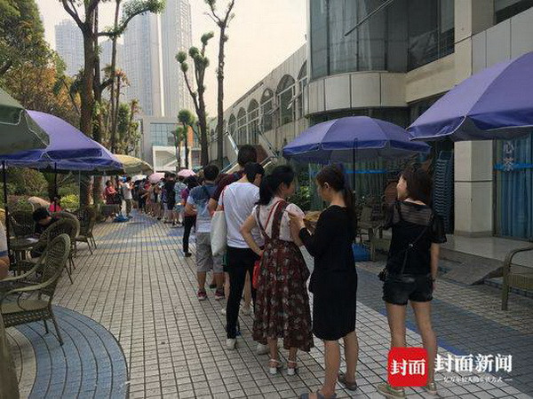 Nhưng chính người Trung Quốc cũng ngạc nhiên khi nhìn thấy cảnh tượng xếp hàng để đăng ký học bơi cho con như thế này. (Nguồn: Sina)