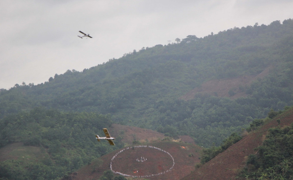 Hiện trường thực binh bắn chiến đấu. (Ảnh: Nguyễn Cường/ TTXVN)