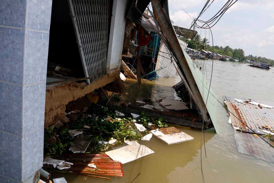 Ngày 21/5, sạt lở nghiêm trọng đã nhấn chìm 5 căn nhà và đe dọa hàng chục ngôi nhà khác của người dân trên tuyến sông Ô Môn thuộc khu vực Thới Lợi, phường Thới An, quận Ô Môn, thành phố Cần Thơ. (Ảnh: Thanh Liêm/TTXVN)