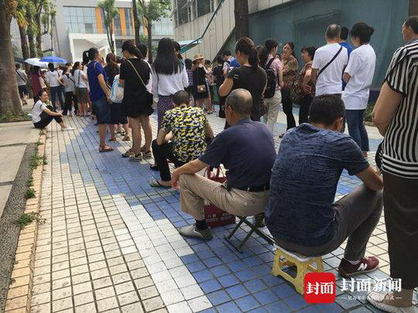 Nhìn vào dòng người này ai cũng nghĩ rằng họ xếp hàng để đăng ký mua nhà hoặc mua vé xem buổi biểu diễn của ngôi sao nào đó. (Nguồn: Sina)