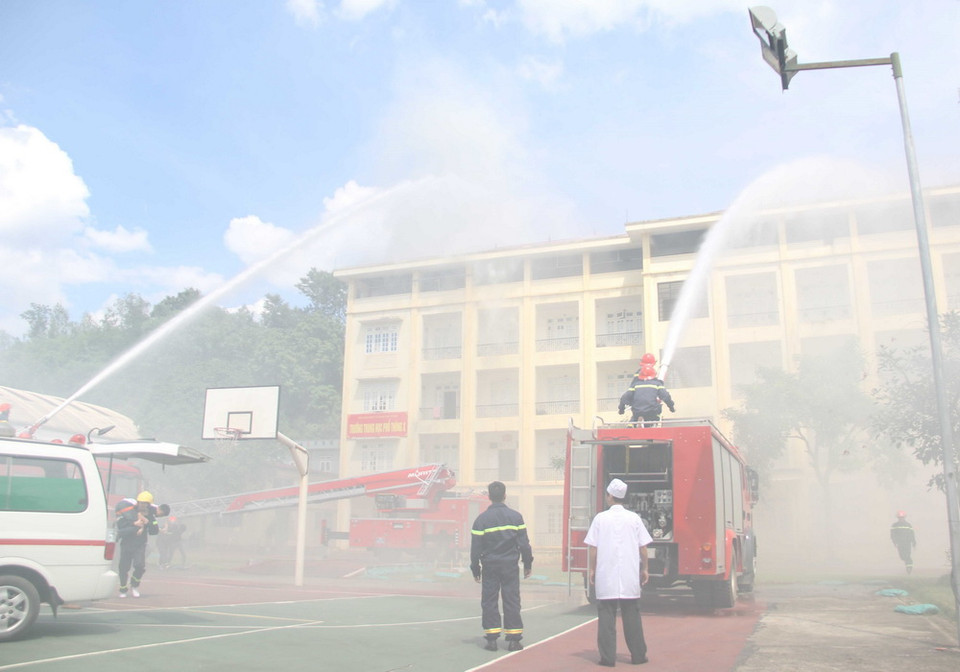 Lực lượng phòng cháy chữa cháy tổ chức phương án chữa cháy và cứu người bị nạn. (Ảnh: Hồng Cường/TTXVN)