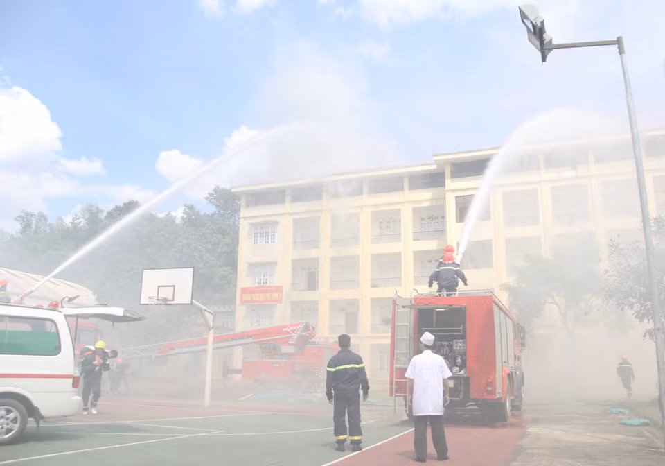 Lực lượng phòng cháy chữa cháy tổ chức phương án chữa cháy và cứu người bị nạn. (Ảnh: Hồng Cường/TTXVN)