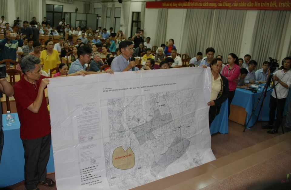 Cử tri quận 2 trình bày bản Sơ đồ điều chỉnh quy hoạch các khu vực không bán nhà thuộc quyền sở hữu nhà nước trên địa bàn quận 2 theo Quyết định 255 của UBND Thành phố Hồ Chí Minh ngày 15/1/1998. (Ảnh: Tiến Lực/TTXVN)