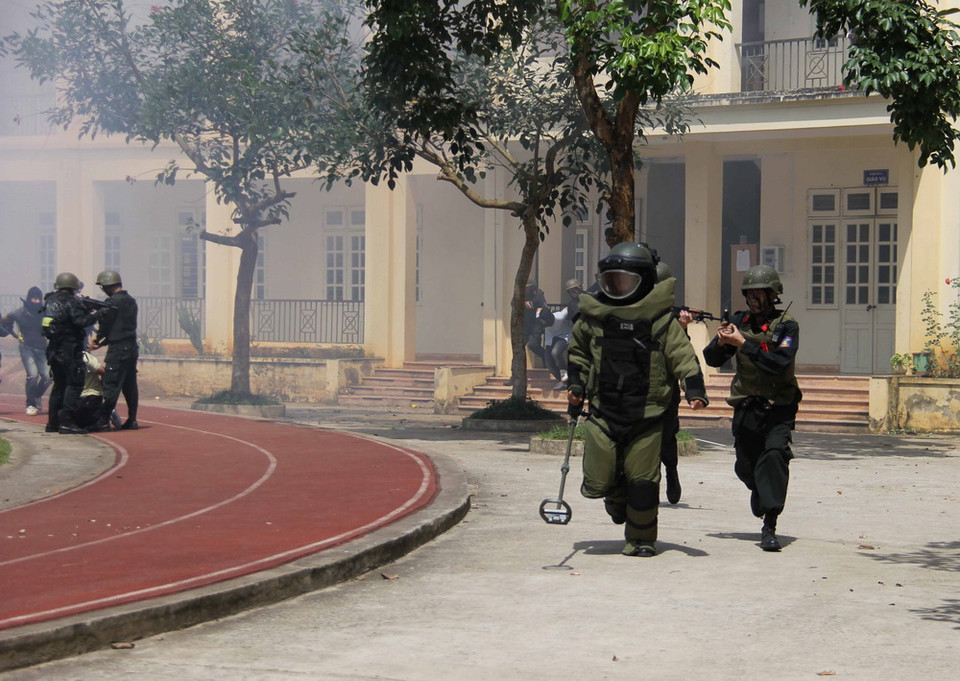 Tiến hành rà phá bom, mìn tại hiện trường. (Ảnh: Hồng Cường/TTXVN)