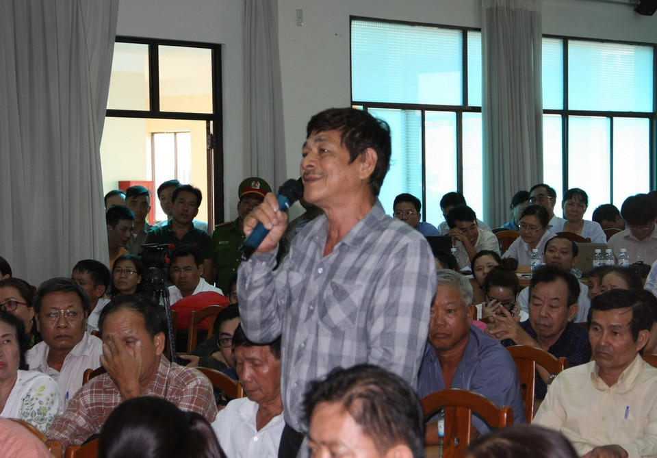 Cử tri Ngô Hùng Phong phát biểu ý kiến tại buổi tiếp xúc cử tri. (Ảnh: Tiến Lực/TTXVN)