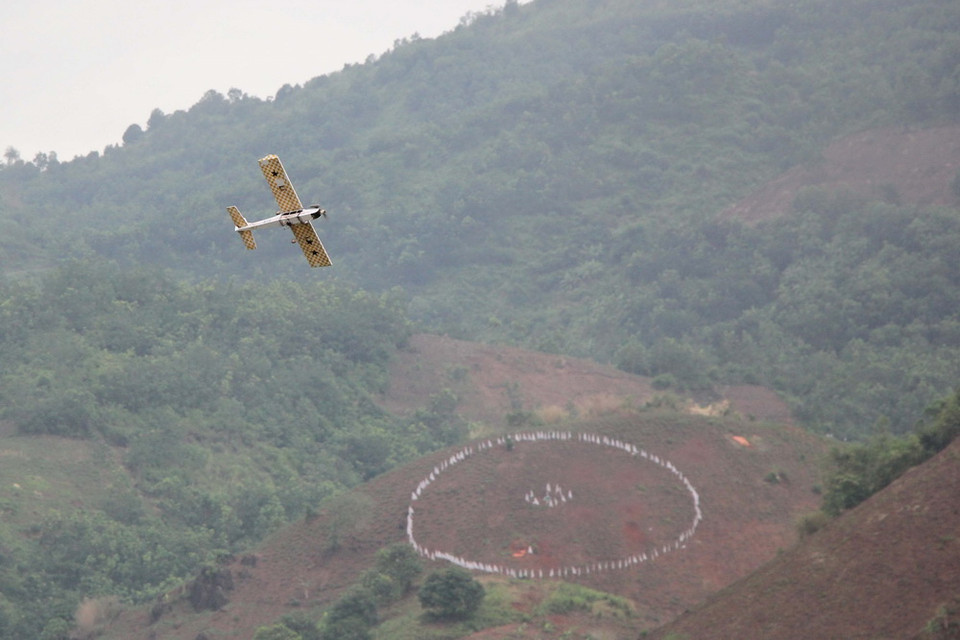 Hiện trường thực binh bắn chiến đấu. (Ảnh: Nguyễn Cường/ TTXVN)