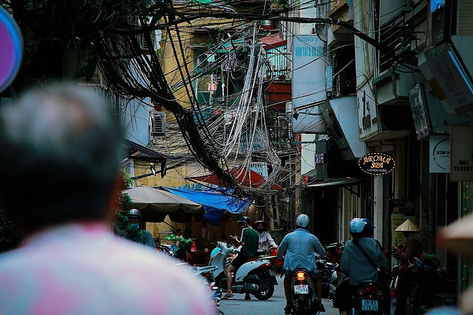 Điện lực Hoàn Kiếm cần khẩn cấp xử lý tình trạng này, đừng để 'mất bò mới lo làm chuồng.' (Ảnh: Trọng Đạt/TTXVN)