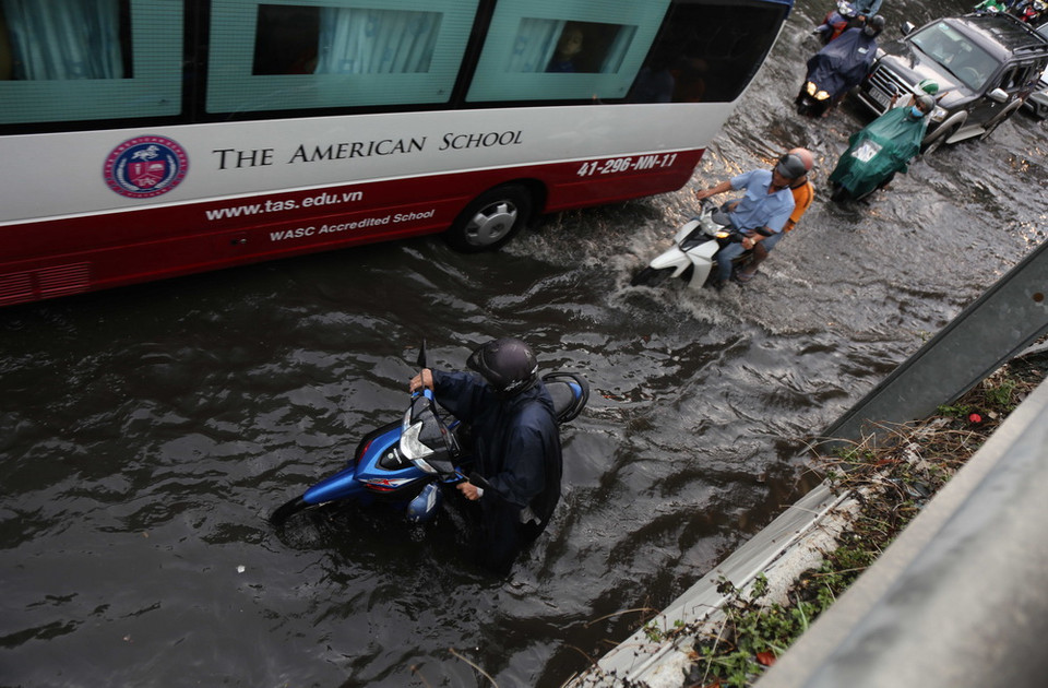 Cảnh ngập úng trên đường Nguyễn Hữu Cảnh. (Ảnh: Mạnh Linh/TTXVN)
