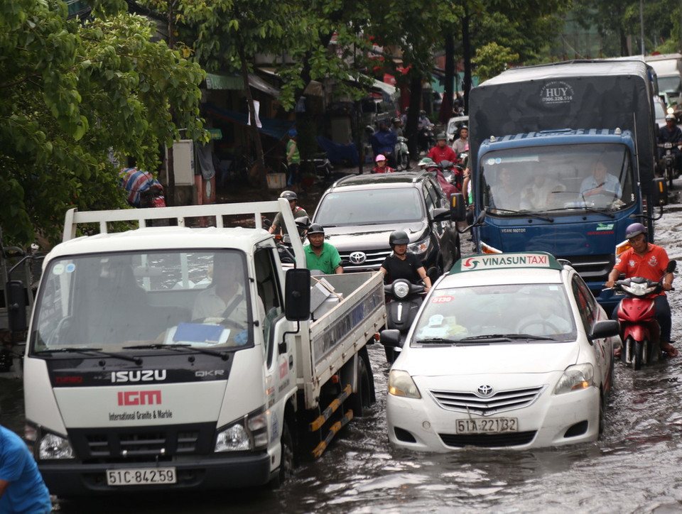 Cảnh ngập úng trên đường Nguyễn Hữu Cảnh. (Ảnh: Mạnh Linh/TTXVN)