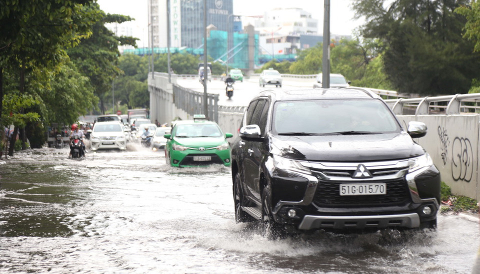 Cảnh ngập úng trên đường Nguyễn Hữu Cảnh. (Ảnh: Mạnh Linh/TTXVN)