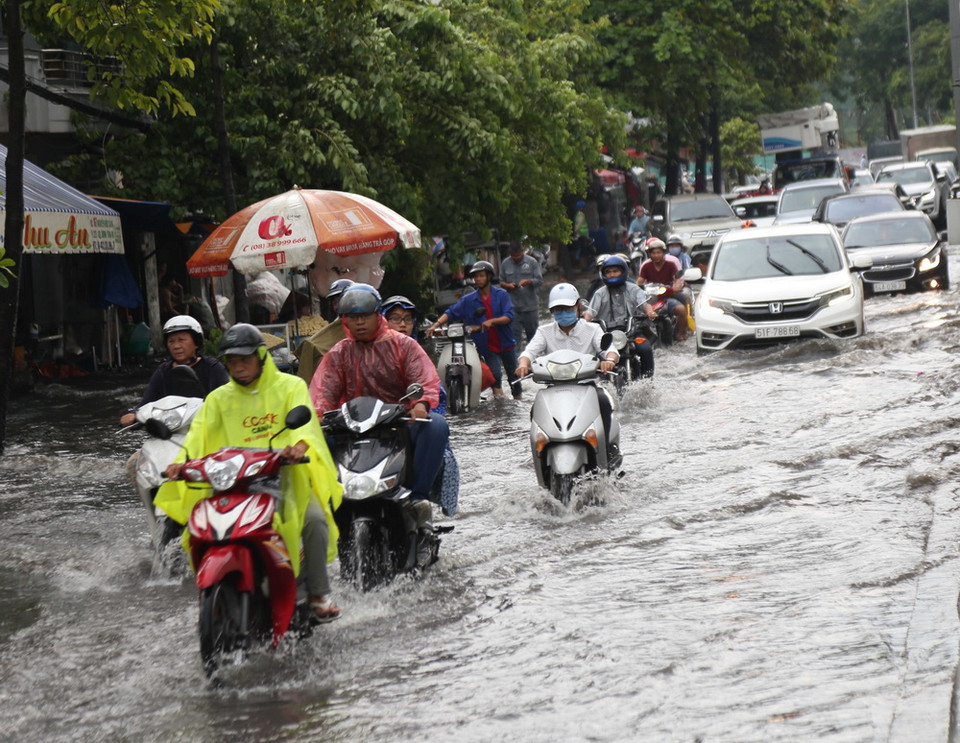 Cảnh ngập úng trên đường Nguyễn Hữu Cảnh. (Ảnh: Mạnh Linh/TTXVN)