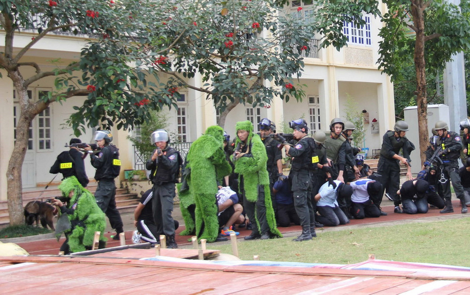 Lực lượng Công an bắt các đối tượng khủng bố. (Ảnh: Hồng Cường/TTXVN)