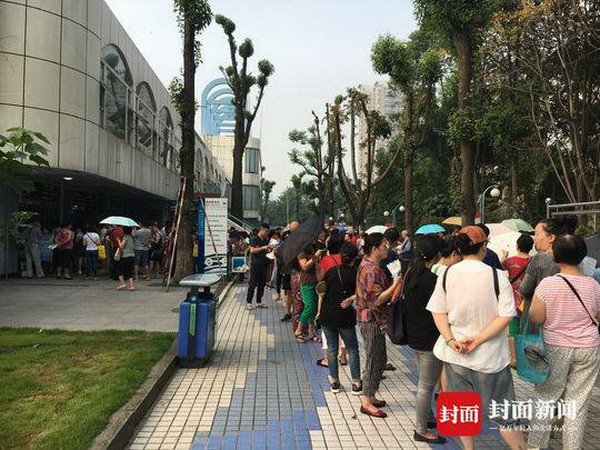 Nhân viên làm việc ở bể bơi nói rằng người đăng ký đầu tiên đã xếp hàng từ 10 giờ đêm hôm trước. (Nguồn: Sina)